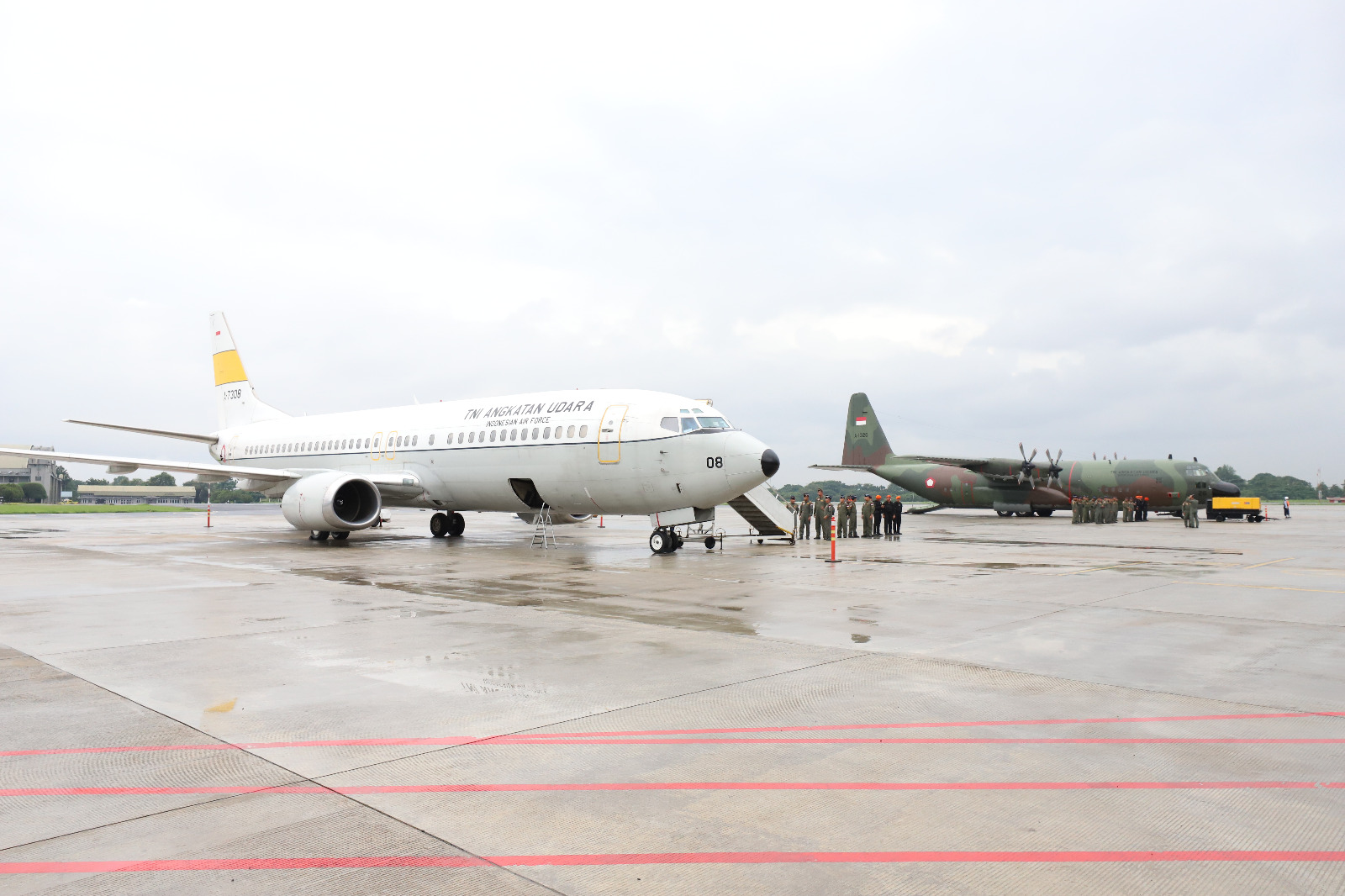 Pesawat Boeing 737. T danHerclues C 130 menjadi pesawat yang akan ditumpangi Tim Kemanusiaan Indonesia ke Turkiye saat berada di Lanud Halim Perdanakusuma, Jakarta, Sabtu (11/2).